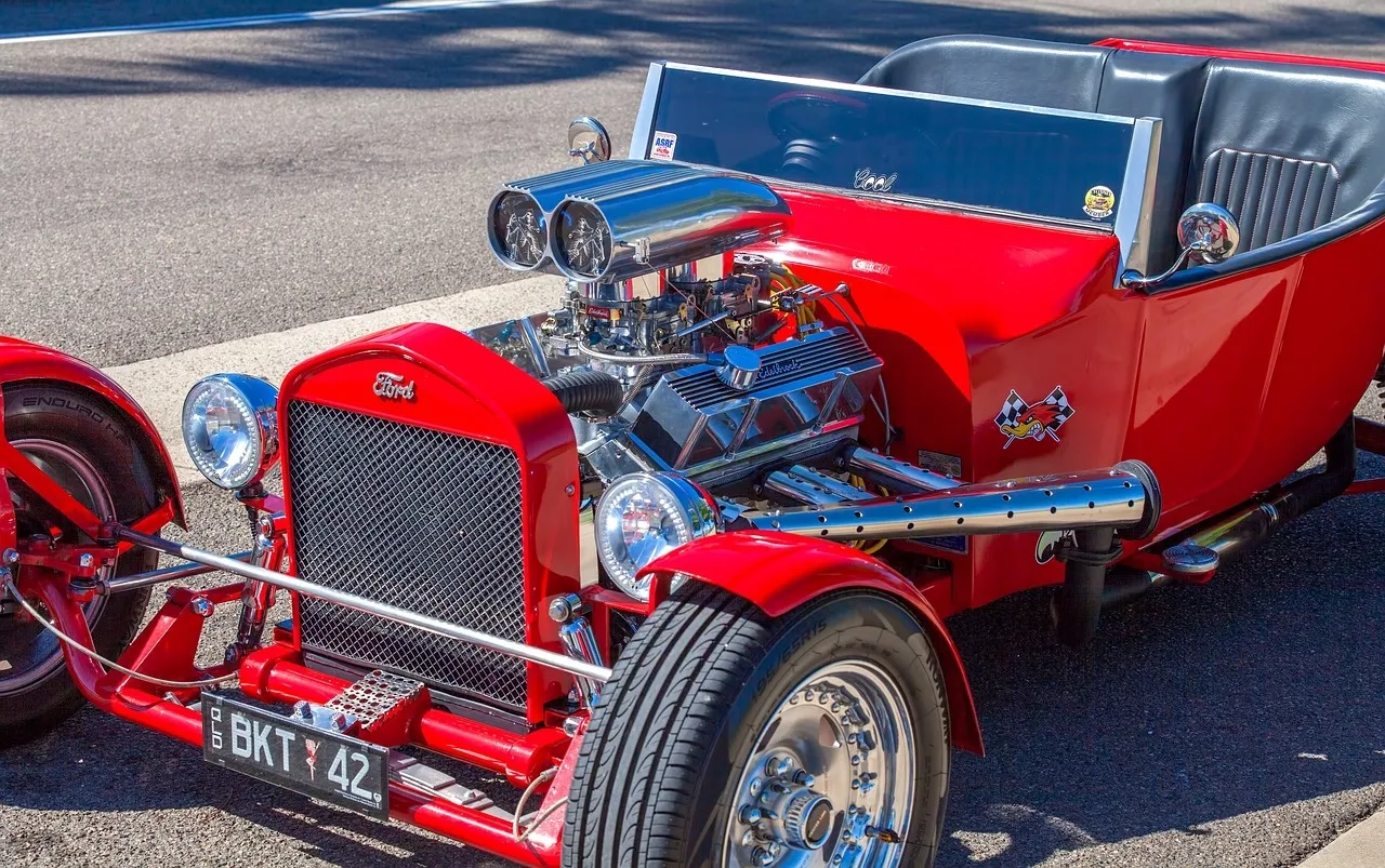 Fahrzeuge und Räder in einer Tuning-Ausstellung