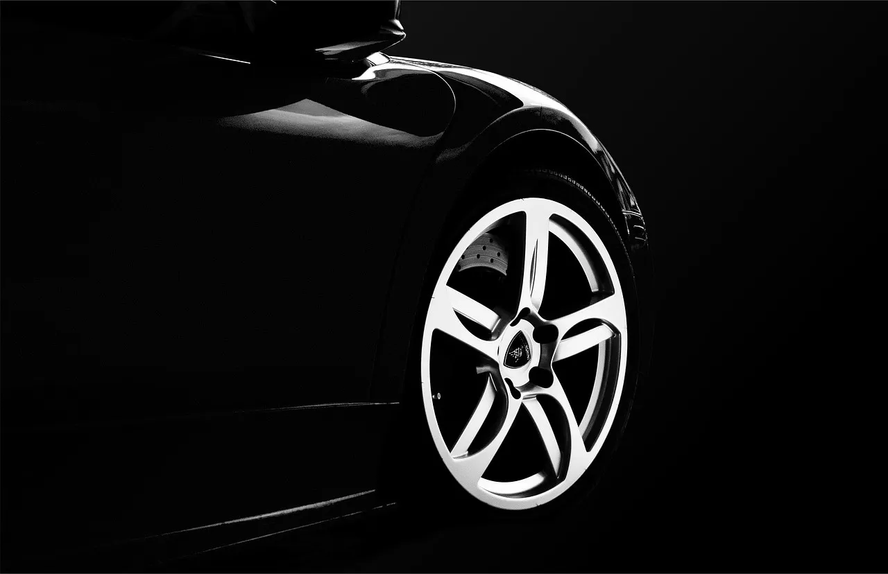 Abstraktes Automotivdetail als ruhige visuelle Ergänzung